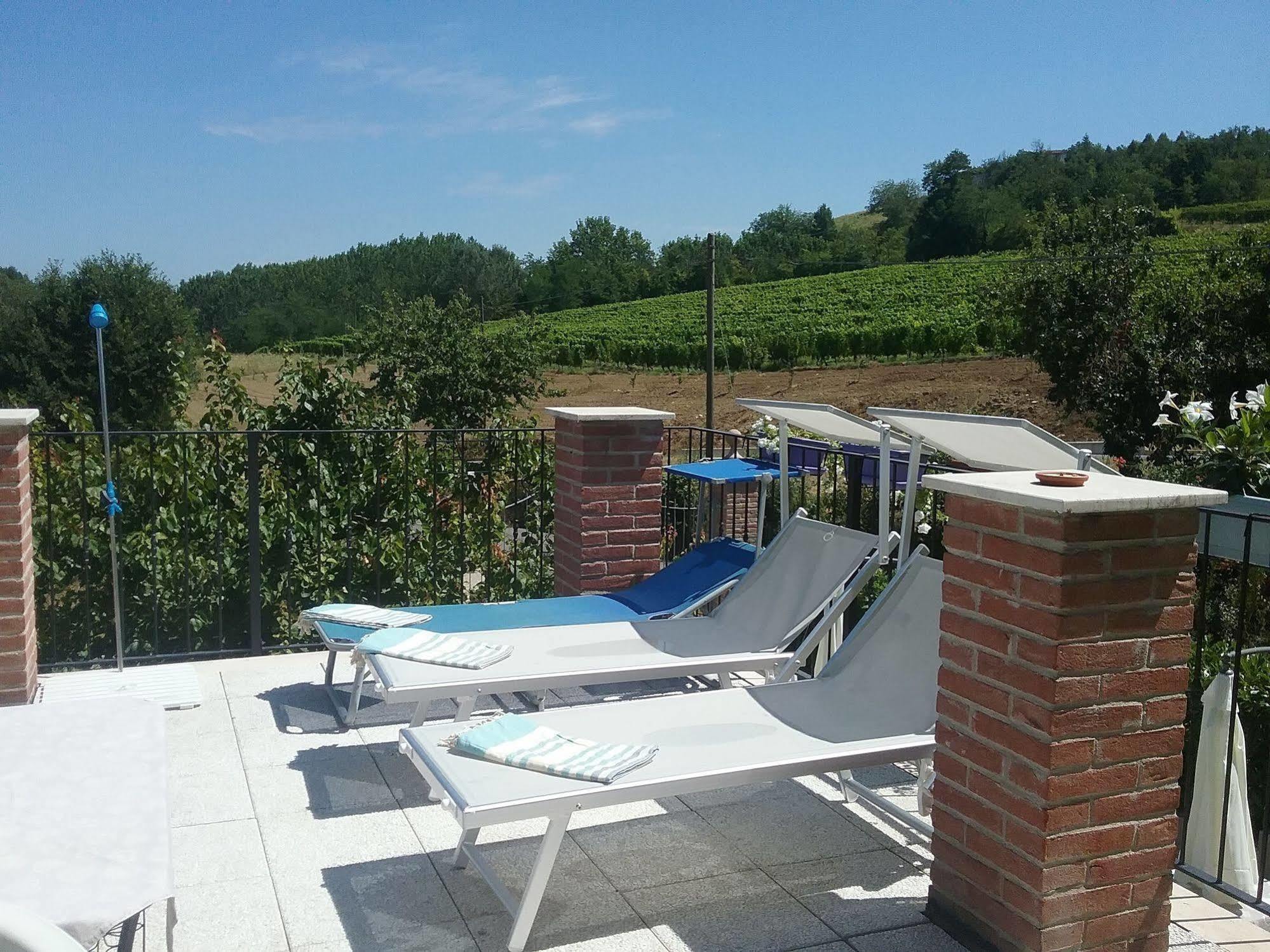 La Terrazza Del Barbaresco Bed & Breakfast Neviglie Exterior photo